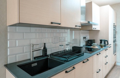 Chatham House | GuestReady Essential- Modern Home w Garden Retreat