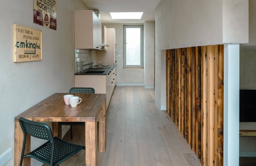 Chatham House | GuestReady Essential- Modern Home w Garden Retreat