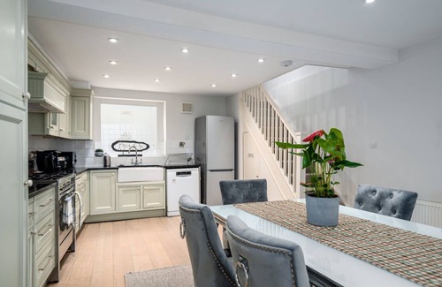 Parsons Green and Walham Apartment | GuestReady - Family Home with Garden for 6