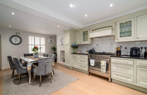 Parsons Green and Walham Apartment | GuestReady - Family Home with Garden for 6