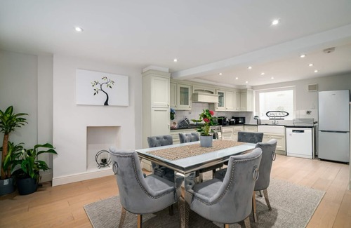 Parsons Green and Walham Apartment | GuestReady - Family Home with Garden for 6