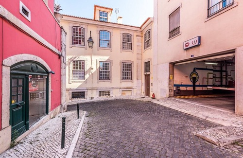 Sacramento Apartment | GuestReady - Newly Renovated Chiado Haven
