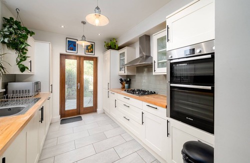 Lee Green House | GuestReady - Parkside retreat with a woodland view