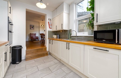 Lee Green House | GuestReady - Parkside retreat with a woodland view