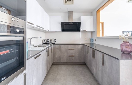 Dubai Marina Apartment | GuestReady - Skyview Home with Marina View