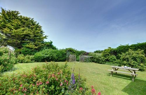 Constantine Bay House | Guillemot - Three Bedroom House, Sleeps 6