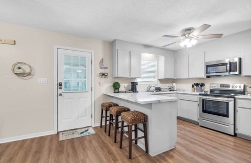 Gulf Breeze House | Gulf Brz-Beaches, Canal, Dwntwn PNS, Pet friendly