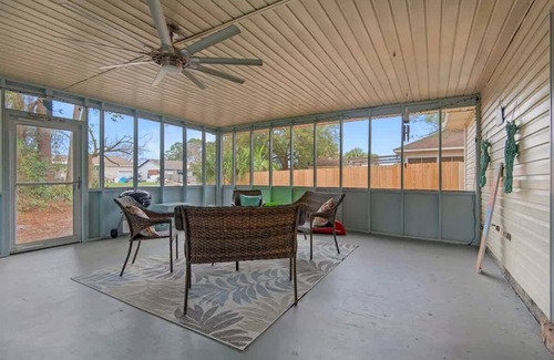 Gulf Breeze House | Gulf Brz-Beaches, Canal, Dwntwn PNS, Pet friendly