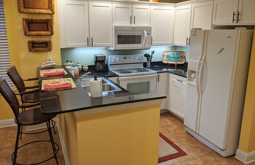 Gulf Shores Condo | Gulf Front: Beautiful Luxury Corner Unit: Wrap-Around Balcony