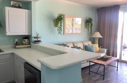 Fort Walton Beach Condo | GULF SIDE UNIT! FREE BEACH SERVICE!