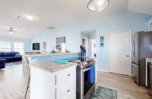 San Luis House | Gulf-view haven steps to ocean with huge deck, WiFi, & AC - dogs & snowbird OK
