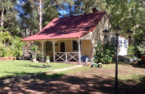 Hovea Cottage | GUMLEAF COTTAGE FARMSTAY - Free daily Animal feeding - close to Perth!