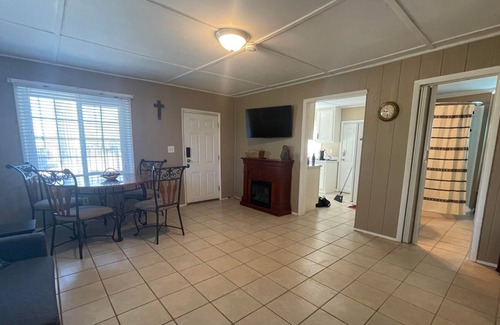 Tombstone House | Gunslingers Hideout - Buntline - Tombstone cottage; king bed; wifi; full kitchen