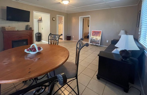 Tombstone House | Gunslingers Hideout - Buntline - Tombstone cottage; king bed; wifi; full kitchen