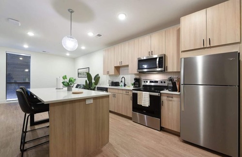 East Liberty Apartment | GYM+PARKING+HULU Near UPMC|Universities|Shopping