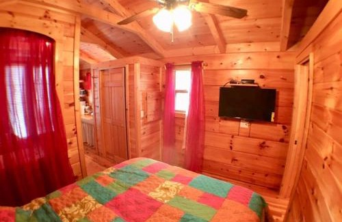 Sevierville House | Gypsy Cottage Near the Smokies #15 Queenie