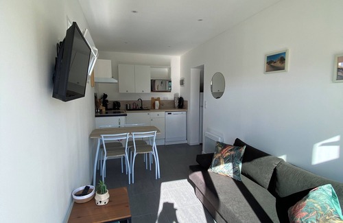 Lunel House | Hébergement 2 Chambres - 6 Personnes - Jardin - Jacuzzi - Animaux Acceptés