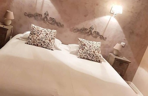 Murs Hotel | Hôtel Le Crillon