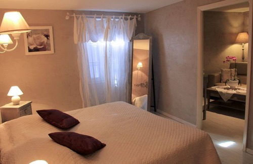 Murs Hotel | Hôtel Le Crillon