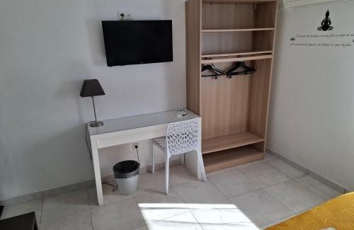 Aigues-Mortes Hotel | Hôtel Le Médiéval- Parking inclus