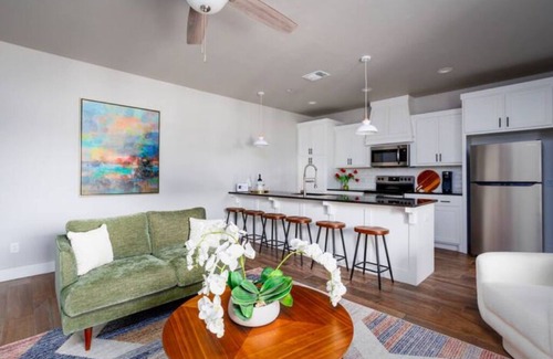 Asian District Condo | H3/H5 Spacious & Urban Modern Condo - 2 units!