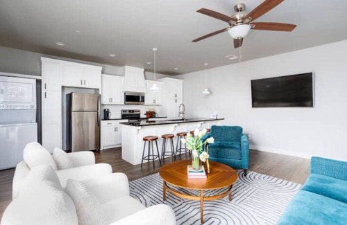 Asian District Condo | H3/H5 Spacious & Urban Modern Condo - 2 units!