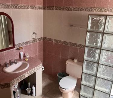 Chihuahua House | habitación a 2 cuadras de la Normal del Estado y 8 de ITESM
