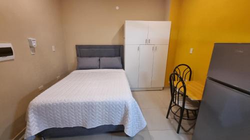 Asuncion Hotel | Habitación doble Baño privado frente al Hospital Militar solo efectivo guaranies