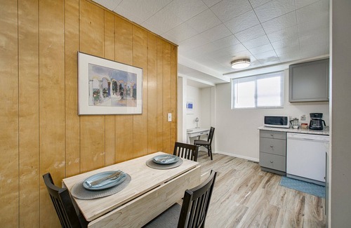 North End Apartment | #HabitueHomes - Red Ivy #4 - 2 Bed + Pullout Sofa + Dog Friendly
