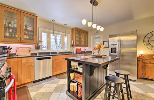 Hadley House | Hadley Vacation Rental 24 Mi to Springfield!