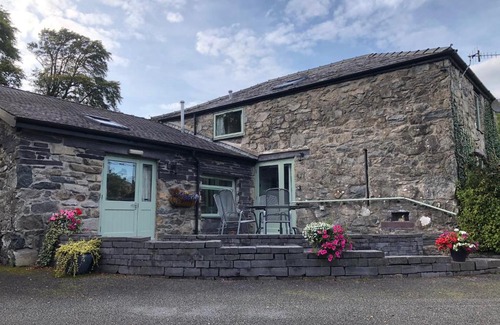 Bangor House | Hafan Cottage at Bryn Llys