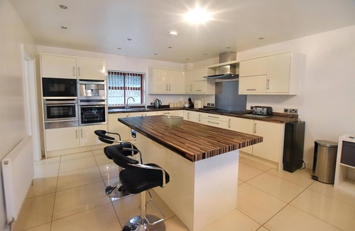 Amroth House | Hafan Dawel - Luxury ,Pet Friendly , 5 Star rated ,6 Bedroom ,4 bathroom house