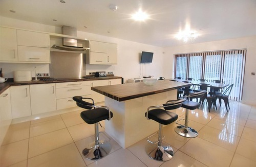 Amroth House | Hafan Dawel - Luxury ,Pet Friendly , 5 Star rated ,6 Bedroom ,4 bathroom house