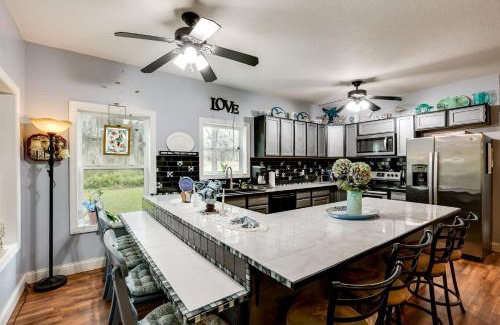 Valona House | half Mi to Sapelo River Family Home with Large Yard