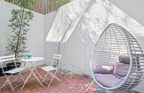 Adelaide Central Business District House | Halifax Muse Pet Friendly Townhouse