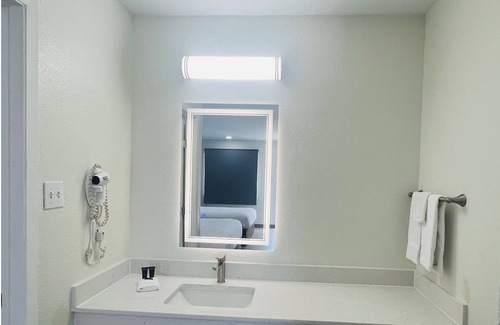 North San Antonio - SAT Hotel | Hallmark Inn and Suites