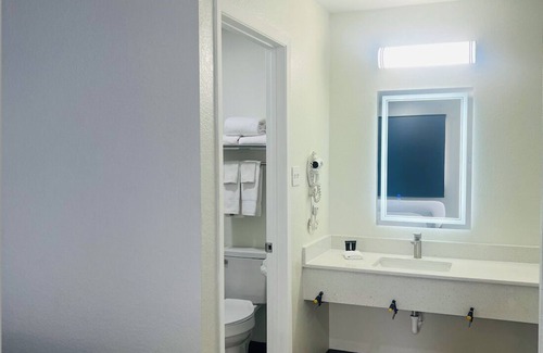 North San Antonio - SAT Hotel | Hallmark Inn and Suites