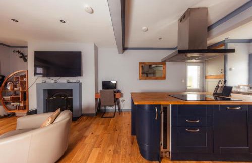 Achachork House | Hamara Luxury Portree Cottage with Hot Tub!