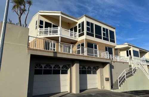 Rewa House | Hamblyn Heights Stunning Seaviews in New Plymouth