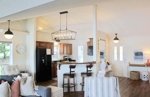 Rockwell House | Hamilton Happy Place (million dollar view) - Lake Retreat