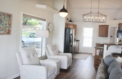 Rockwell House | Hamilton Happy Place (million dollar view) - Lake Retreat