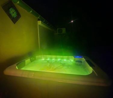 Saint-Martin-de-Crau House | hammam et jacuzzi en Provence