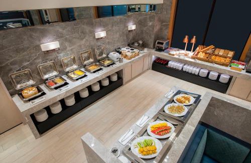 Zhongshan Hotel | Hamp Court Palace Taipei