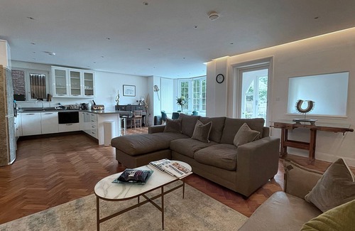 Frognal and Fitzjohns Apartment | Hampstead haven - 2BR 2BA - private deck & 425sqm garden, gated parking