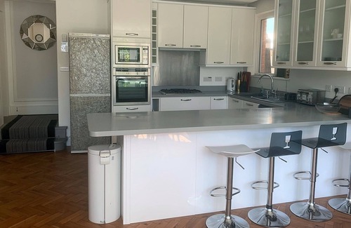 Frognal and Fitzjohns Apartment | Hampstead haven - 2BR 2BA - private deck & 425sqm garden, gated parking