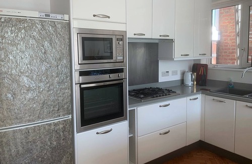 Frognal and Fitzjohns Apartment | Hampstead haven - 2BR 2BA - private deck & 425sqm garden, gated parking