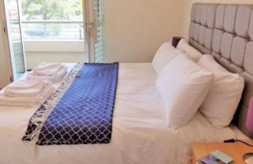 Richmond-upon-Thames Apartment | Hampton Ct 2 beds with balcony