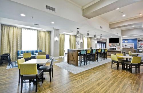 Kyle Hotel | Hampton Inn Kyle