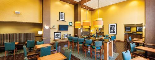 Chesapeake Hotel | Hampton Inn & Suites Chesapeake-Square Mall