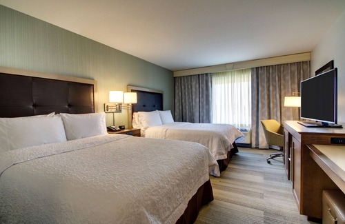 West Allis Hotel | Hampton Inn & Suites Milwaukee West